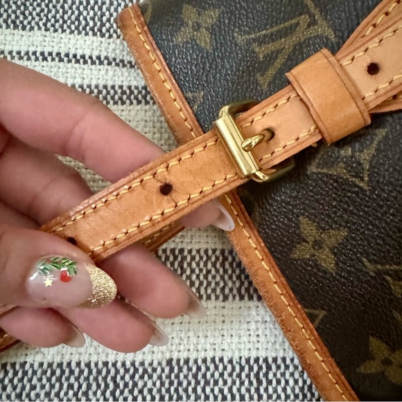 Louis Vuitton Monogram Petit Bucket Bag - Picture 6 of 10